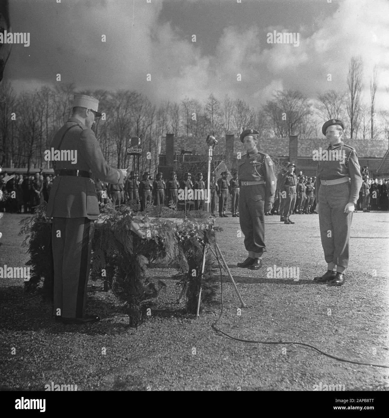 Ausschmückung niederländischer Soldaten mit französischer Auszeichnung Datum: 6. April 1946 Schlüsselwörter: Soldaten, Auszeichnung Stockfoto