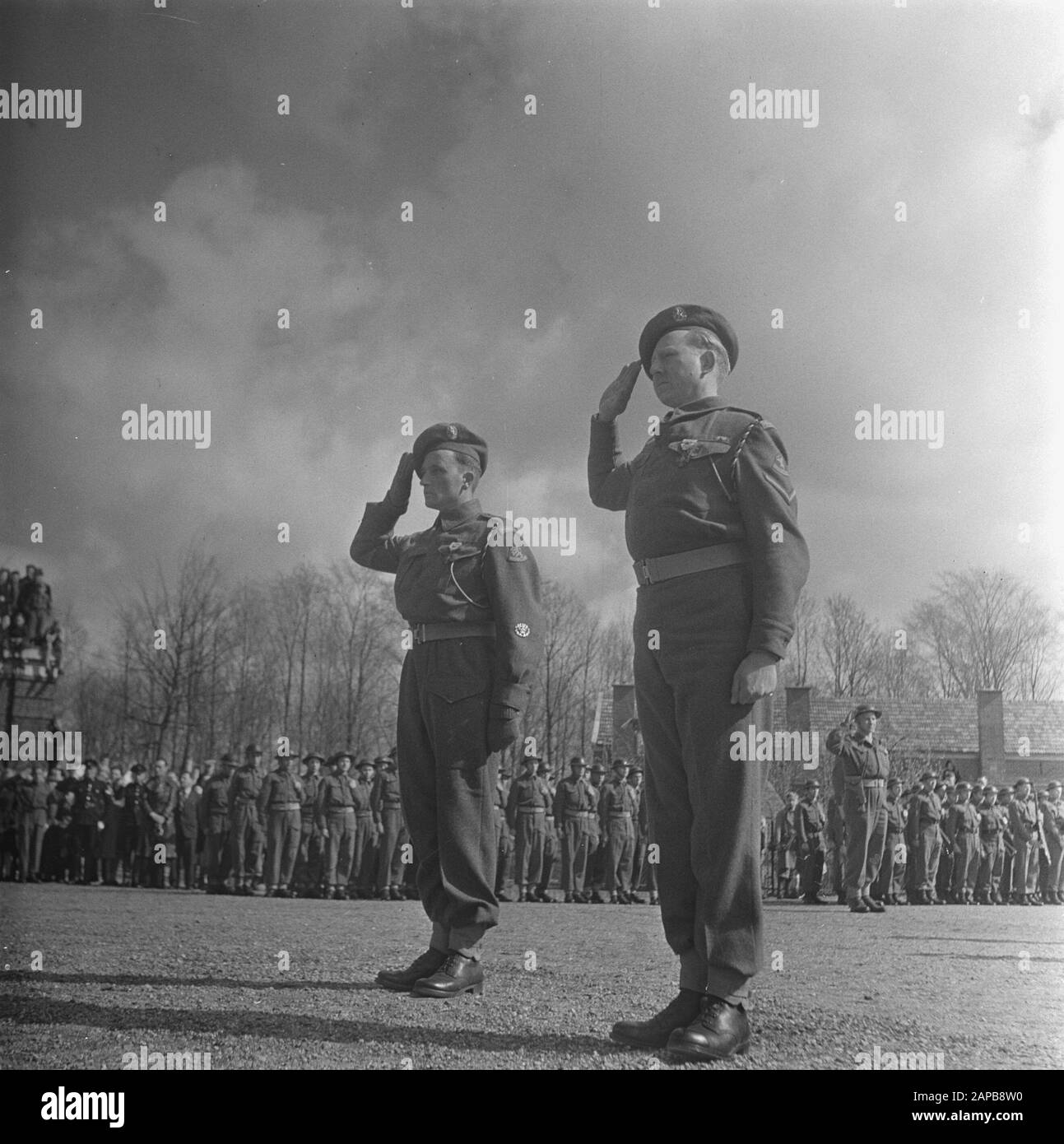 Ausschmückung niederländischer Soldaten mit französischer Auszeichnung Datum: 6. April 1946 Schlüsselwörter: Soldaten, Auszeichnung Stockfoto