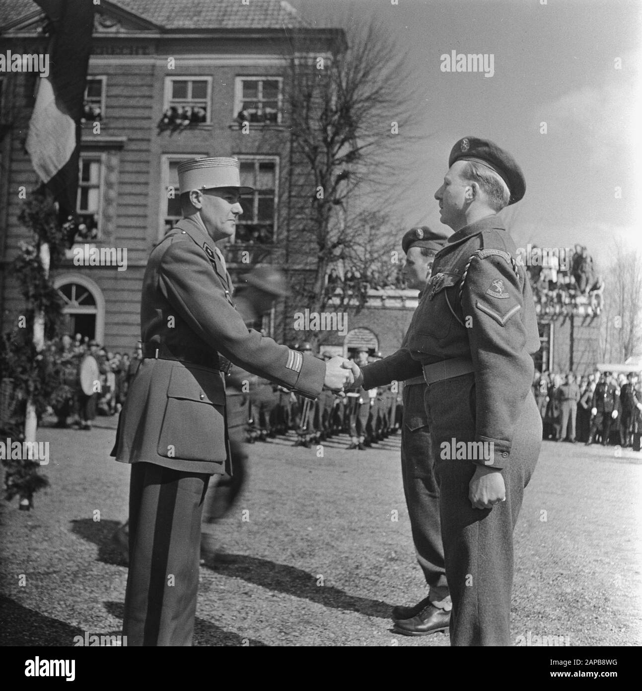 Ausschmückung niederländischer Soldaten mit französischer Auszeichnung Datum: 6. April 1946 Schlüsselwörter: Soldaten, Auszeichnung Stockfoto