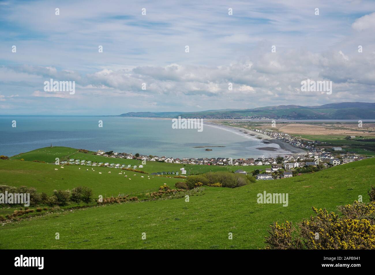 Borth Ceredigion, hohe Ansicht von der Küstenstraße von Aberystwyth, zeigt Aberdovey im Hintergrund sowie die Küste von North Wales Stockfoto