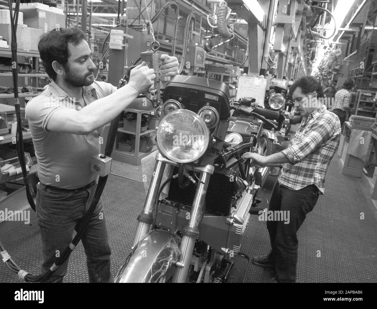 01. Januar 1984, Berlin: Berliner Bezirke/ 1984 BMW Motorradwerk in Spandau. Die Arbeiter bauen im BMW-Werk in Spandau ein Motorrad zusammen. Undatierte Aufnahme aus dem Jahr 1984. Foto: Paul Glaser / dpa-Zentralbild / ZB Stockfoto