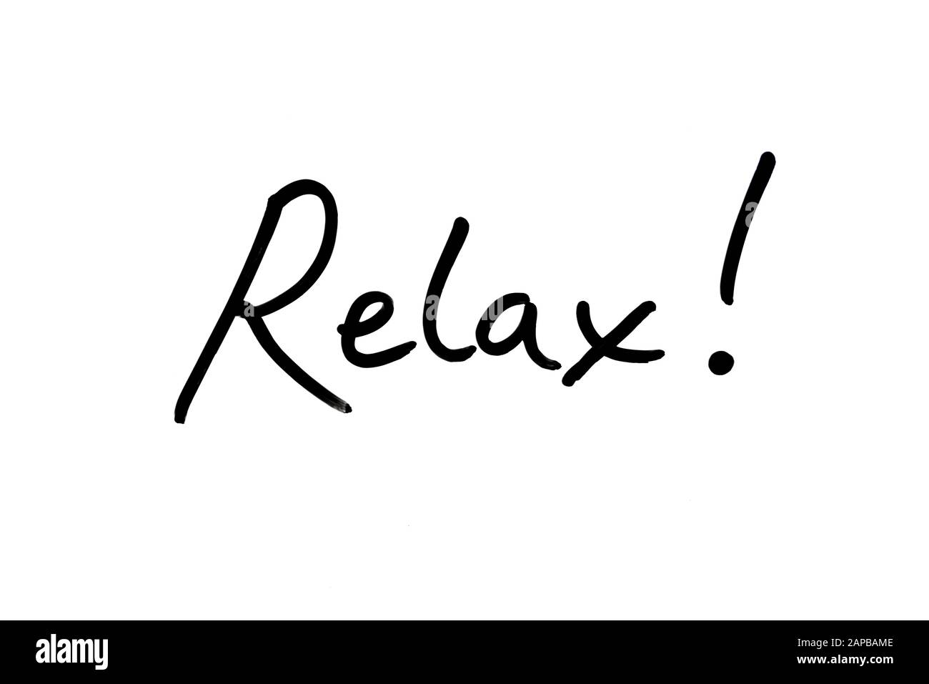 Nahaufnahme des Wortes Relax! Handschriftlich auf weißem Hintergrund. Stockfoto
