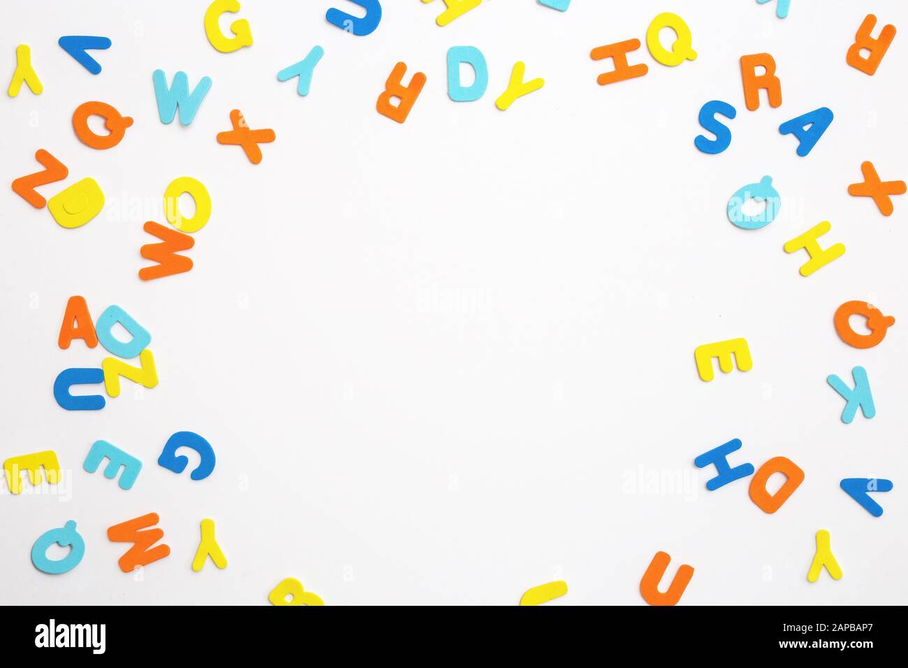 Bunte Buchstaben auf weißem Hintergrund, Lern- oder Studienkonzept Stockfoto