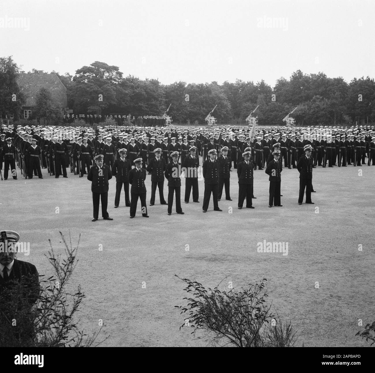 Beschreibung von MOK Hilversum: [Angehende Beamte im Amt stehen] Datum: 26. Juli 1950 Ort: Hilversum Schlüsselwörter: Marine, Marinestützpunkte, Offiziere, Uniformen Stockfoto