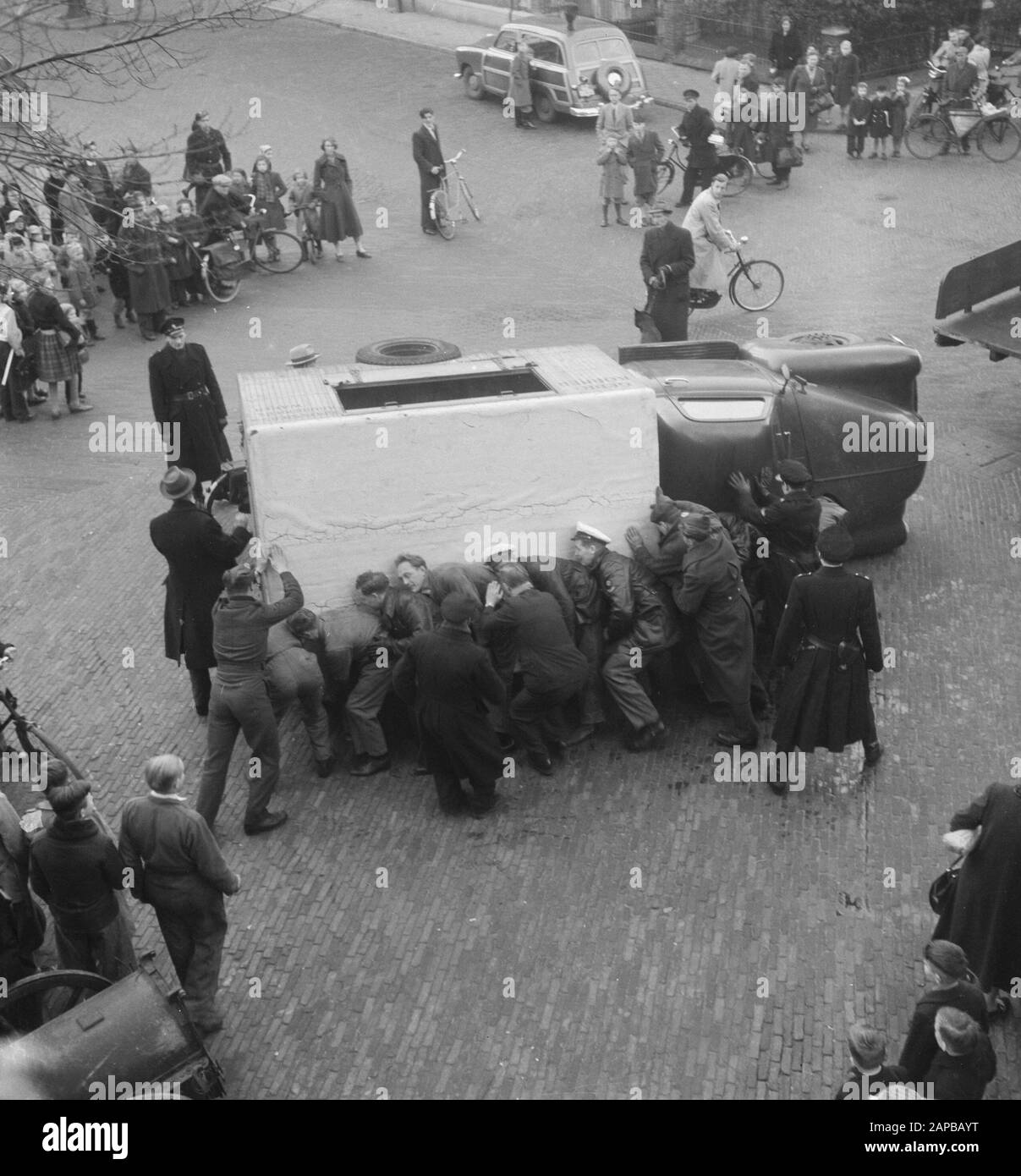 Lieferwagen mit Militärwagen Datum: 16. Januar 1951 Schlagwörter: Lastwagen, Kollisionen, Lieferwagen Stockfoto