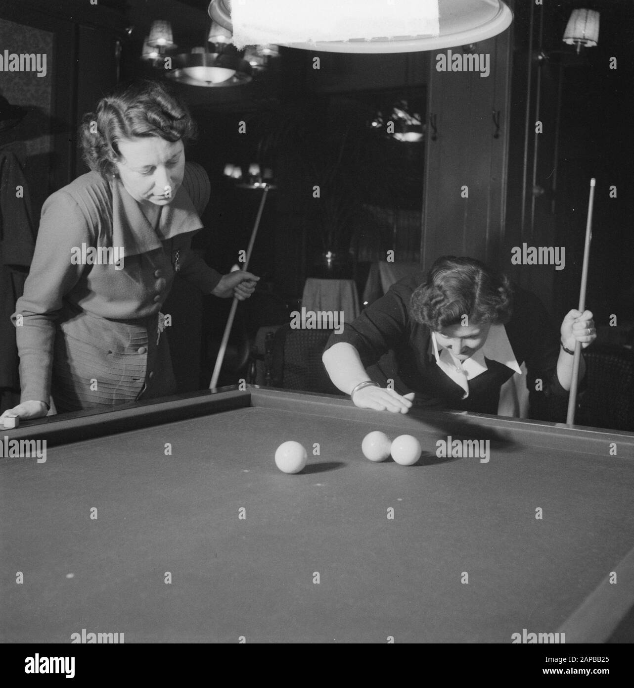 Billard Serie Damen Club ANIMO Datum: 6. April 1951 Schlagwörter: Billard, Frauen Stockfoto