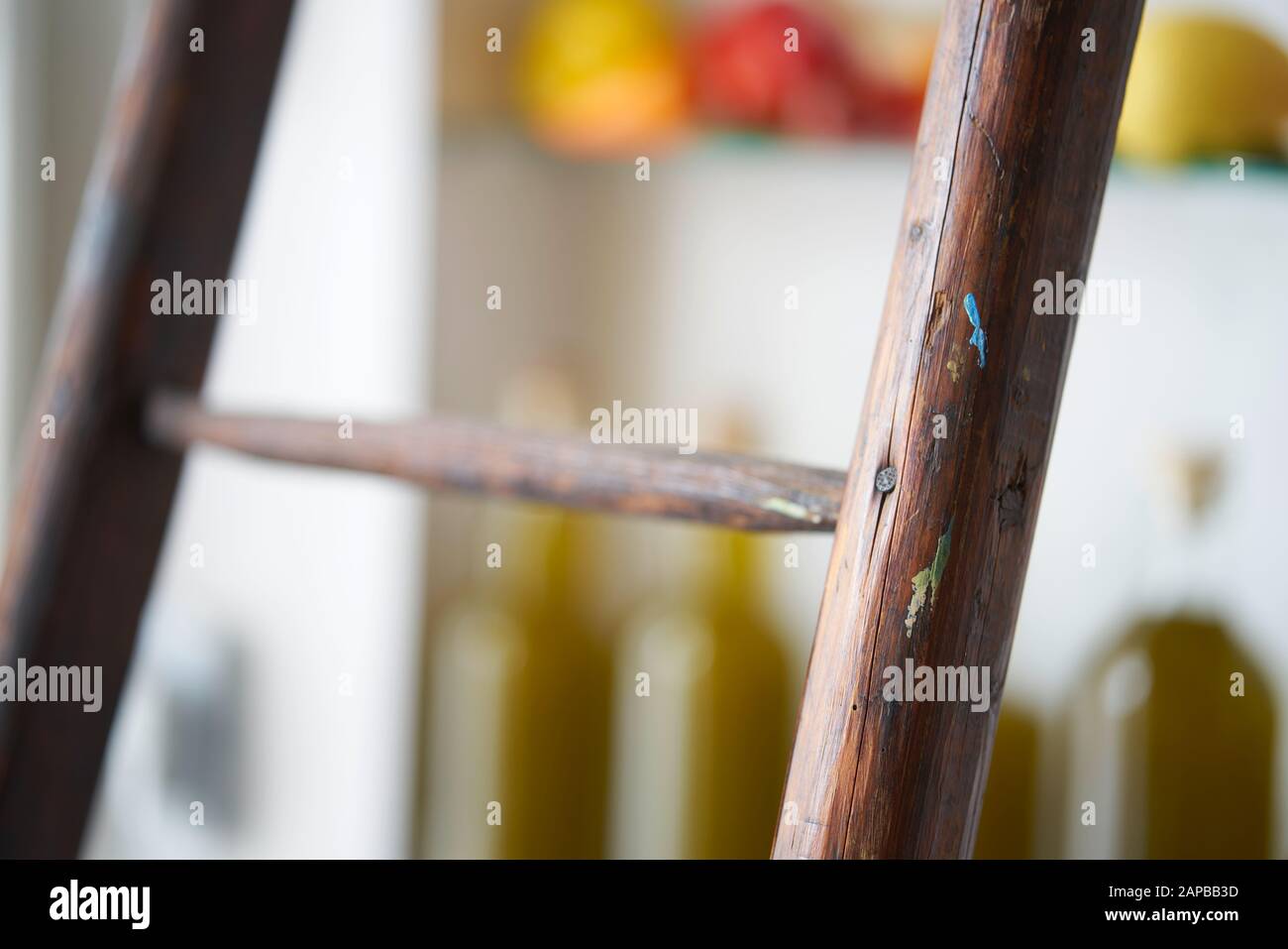 Stimmungsvolle Details aus der Nähe einer Holzleiter mit verschwommenem diffusem Hintergrund in einem Zimmeratelier in paris Stockfoto