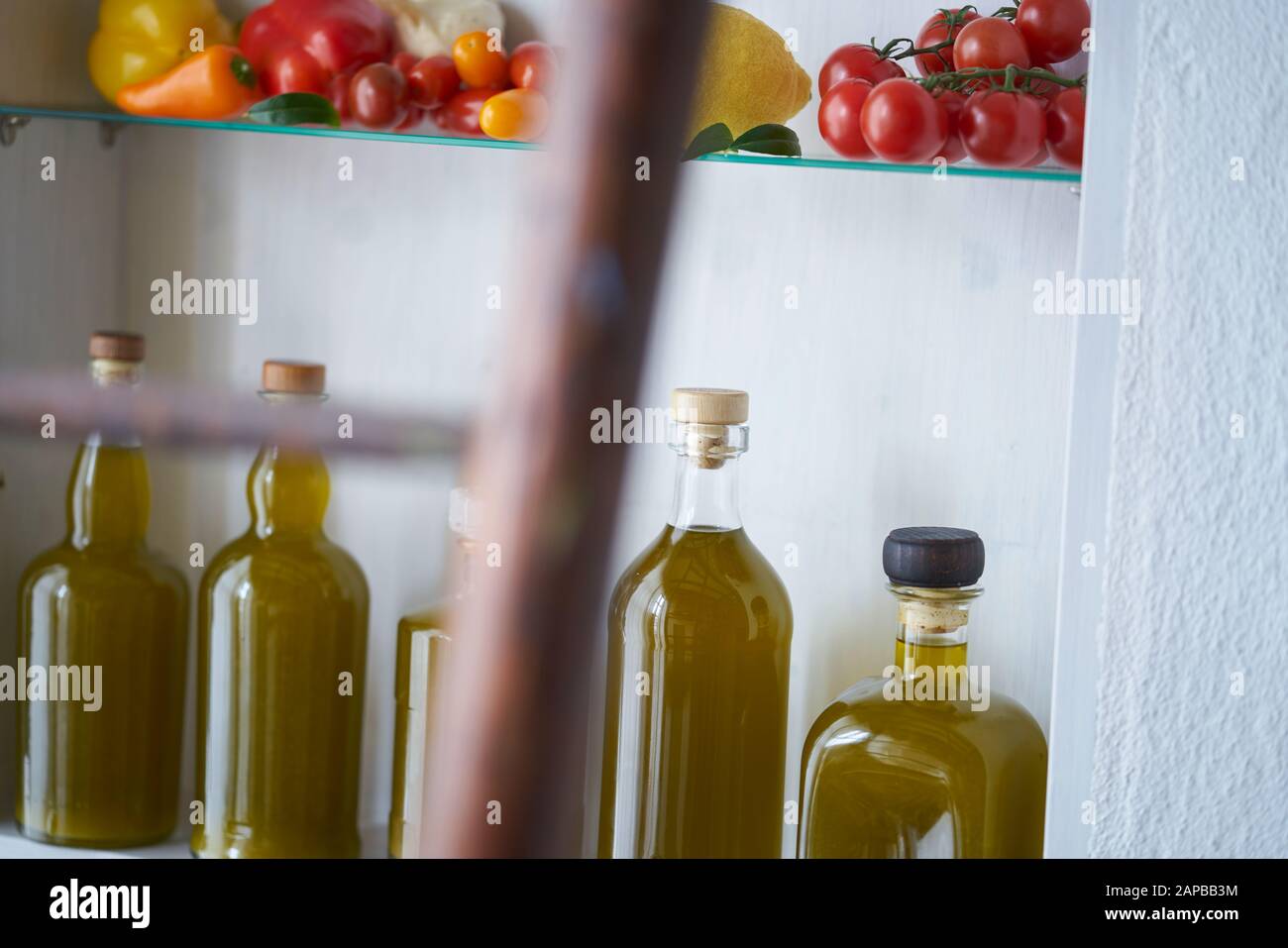 Stimmungsvolle Details aus einem Regal in der Wand im Landhausstil Sommer in spanien.Flaschen Öl Gemüse Paprika Pfeffer Zitronentomaten Stockfoto