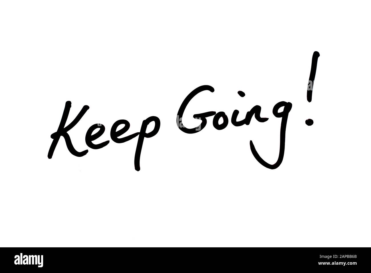 Nahaufnahme eines Keep Going! Nachricht handschriftlich auf weißem Hintergrund. Stockfoto