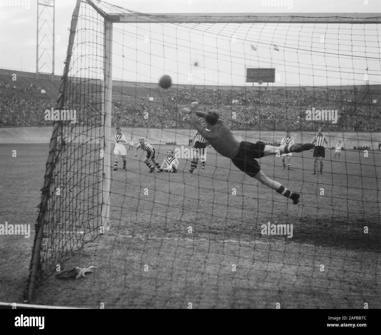 Blau-weiß gegen PSV 3-1 Spielmoment Datum: 9. Juni 1951 Schlagwörter: Sport, Fußball-Institution Name: Blau-weiß, PSV Stockfoto