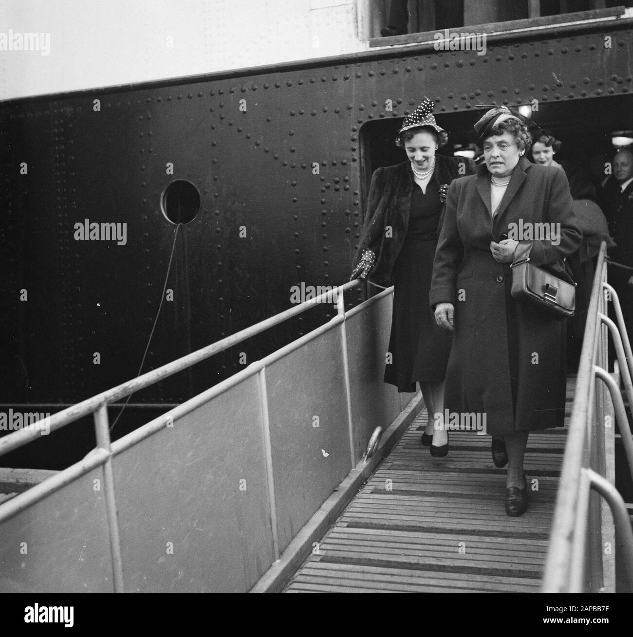 Ankunft von Margaret Truman, Sängerin und Tochter des amerikanischen präsidenten, Verlassen des Nachtboots in Hoek van Holland Datum: 12. Juni 1951 Ort: Ecke Holland Schlüsselwörter: Besuche, Frauen, Sänger persönlicher Name: Truman, Margaret Stockfoto