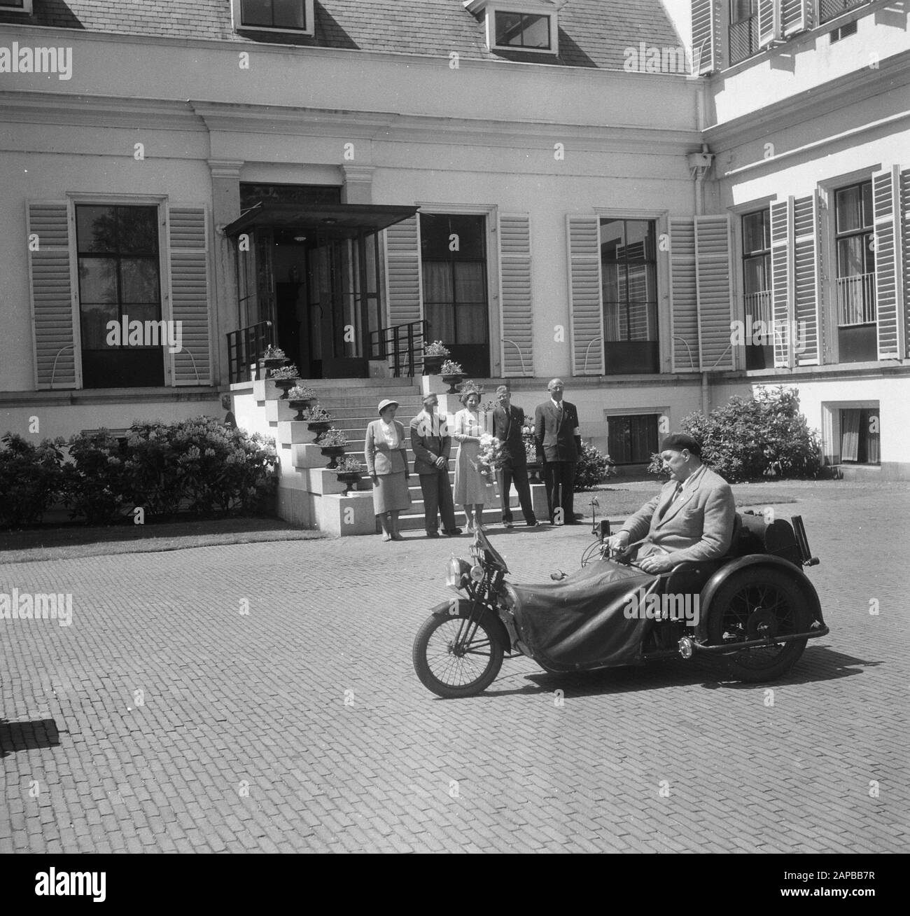 Besuchen Sie Menschen mit Behinderungen in Soestdijk Datum: 14. Juni 1951 Ort: Soestdijk, Utrechter Schlüsselwörter: Behindertengerecht, Königshaus Stockfoto