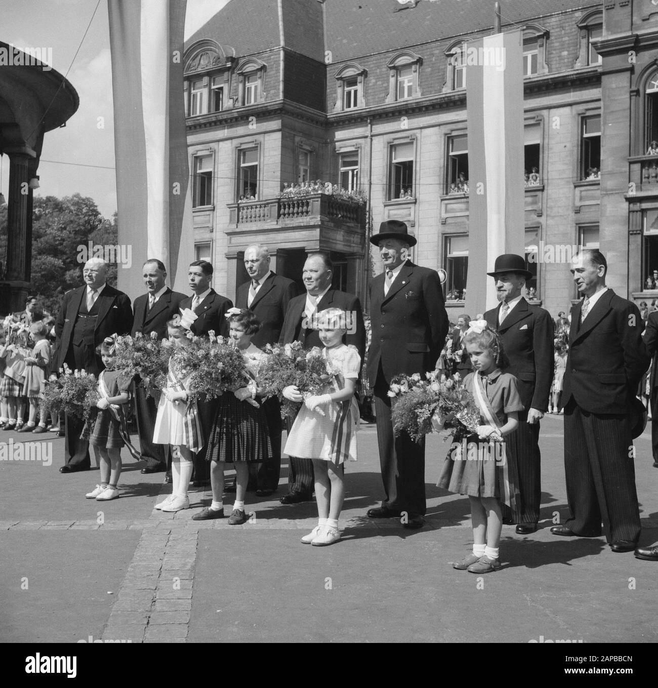 Besuchen Sie das Königspaar in Luxemburg. - Dudelange. - Ja. Aufnahmeausschuss Datum: 20. Juni 1951 Ort: Dudelange, Luxemburg Schlüsselwörter: Queens, Königshaus, Mädchen, Staatsbesuche Stockfoto