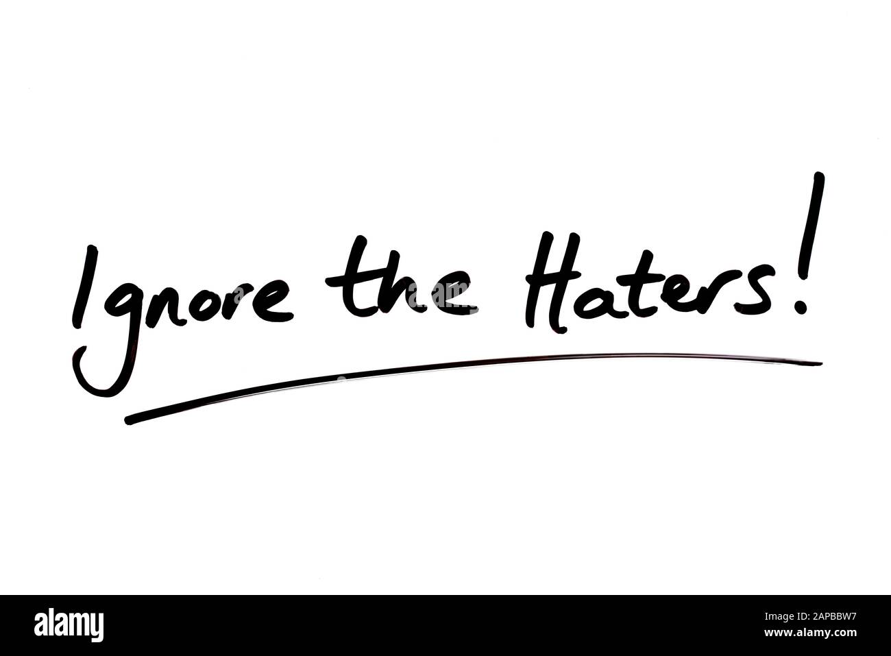 Die Hater ignorieren! Handschriftlich auf weißem Hintergrund. Stockfoto
