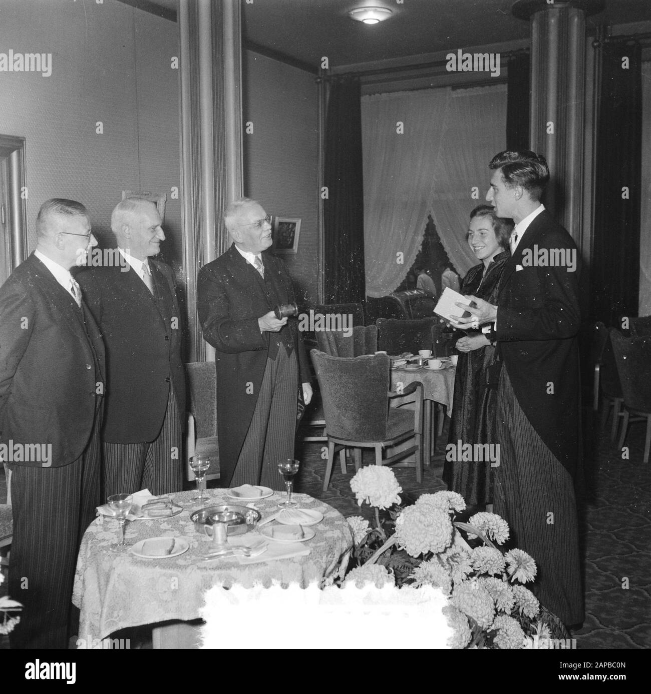 Die Kiesvereniging Nederland en Oranje in Amsterdam gibt es 100 Jahre. Aufgrund dieser Tatsache fand ein Empfang in Krasnapolsky Datum: 13. November 1951 Ort: Amsterdam Schlüsselwörter: Politik, Verbände statt Stockfoto