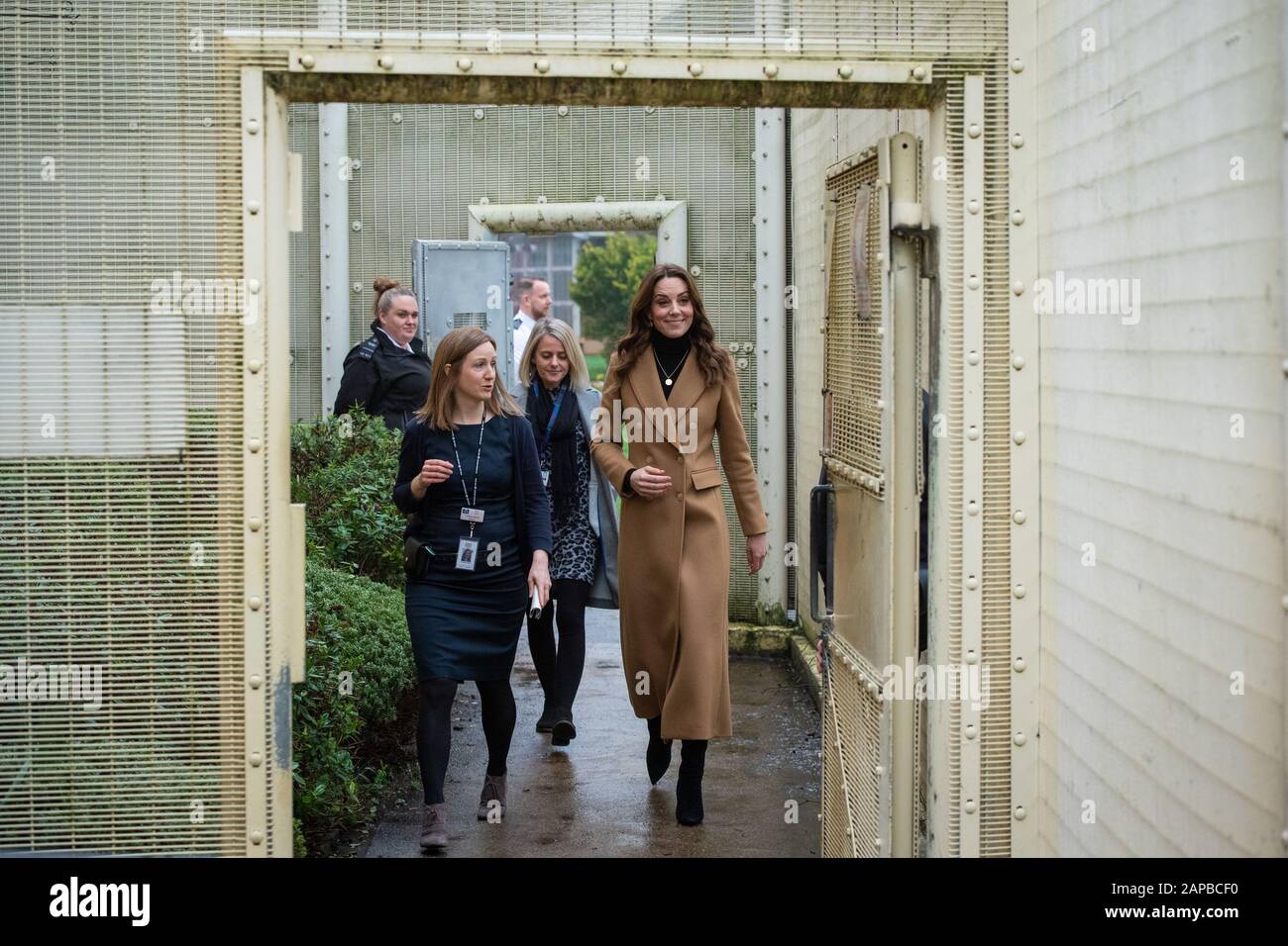 Die Duchess of Cambridge mit Gefängnis-Gouverneurin Carlene Dixon bei einem Besuch von HMP Send in der Nähe von Woking in Surrey. PA Foto. Bilddatum: Mittwoch, 22. Januar 2020. Die Herzogin nahm an einer 24-stündigen Tour durch das Land Teil, um "5 große Fragen zu den unter 5-Jährigen" zu stellen, eine Umfrage, die das bisher größte Gespräch über die frühe Kindheit entfachen soll, um positive, dauerhafte Veränderungen für kommende Generationen herbeizuführen. Siehe PA Story ROYAL Cambridge. Der Lichtbildkredit sollte lauten: Dominic Lipinski/PA Wire Stockfoto