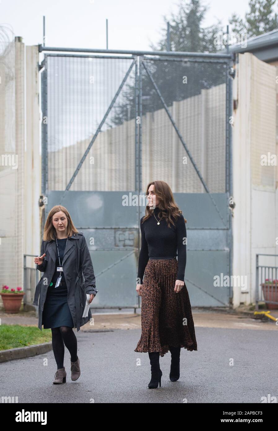 Die Duchess of Cambridge mit Gefängnis-Gouverneurin Carlene Dixon (links) bei einem Besuch von HMP Send in der Nähe von Woking in Surrey. PA Foto. Bilddatum: Mittwoch, 22. Januar 2020. Die Herzogin nahm an einer 24-stündigen Tour durch das Land Teil, um "5 große Fragen zu den unter 5-Jährigen" zu stellen, eine Umfrage, die das bisher größte Gespräch über die frühe Kindheit entfachen soll, um positive, dauerhafte Veränderungen für kommende Generationen herbeizuführen. Siehe PA Story ROYAL Cambridge. Der Lichtbildkredit sollte lauten: Dominic Lipinski/PA Wire Stockfoto