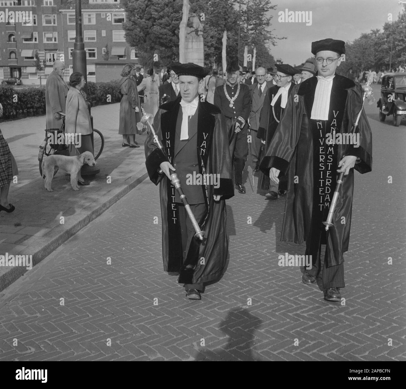 Lustrum University Amsterdam Tour nach Stadt Datum: 29. Mai 1952 Ort: Amsterdam, Noord-Holland Schlüsselwörter: Stadt, Touren, Universitäten persönlicher Name: Lustrum Stockfoto