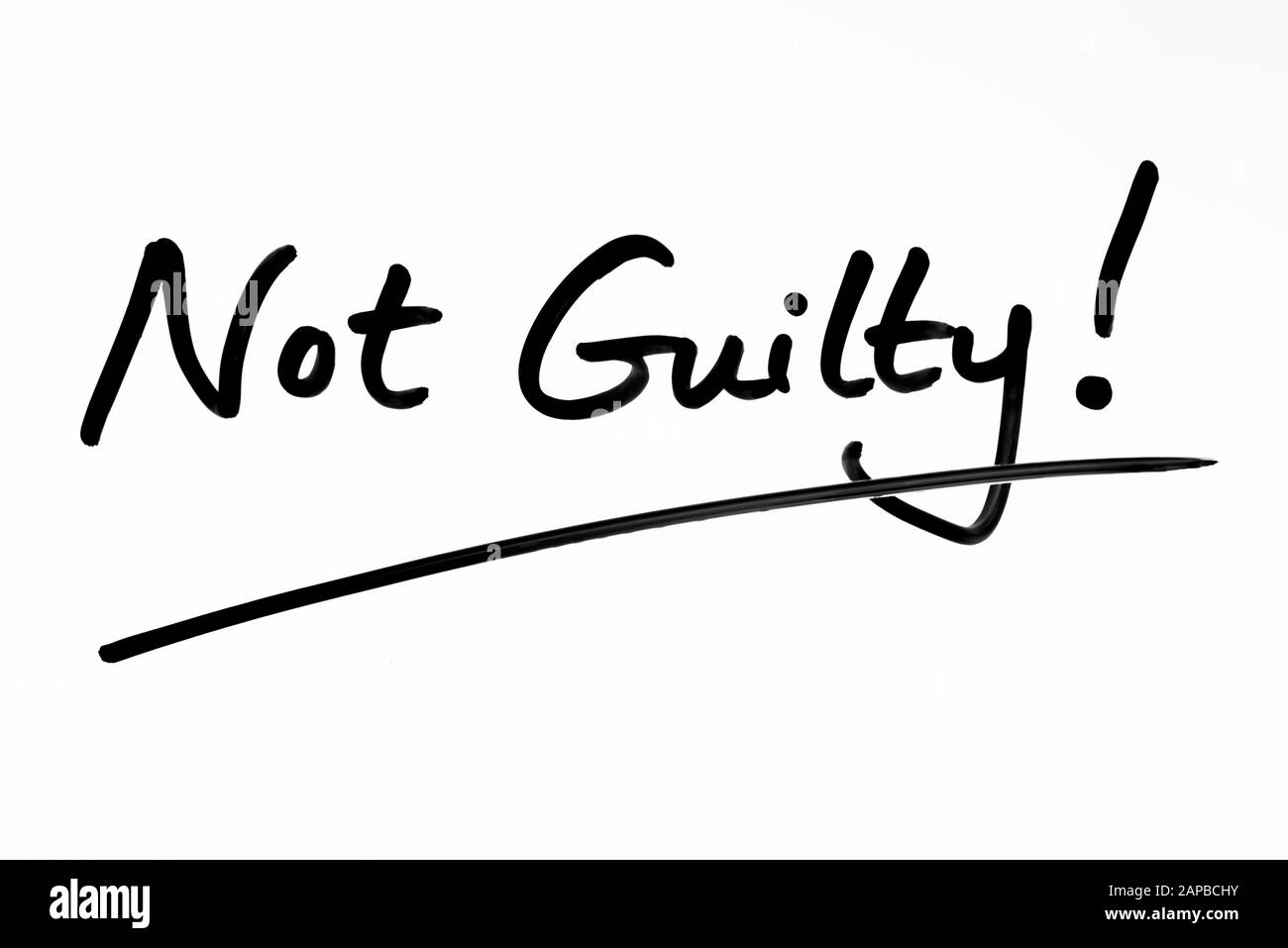 Nicht Schuldig! Handschriftlich auf weißem Hintergrund. Stockfoto