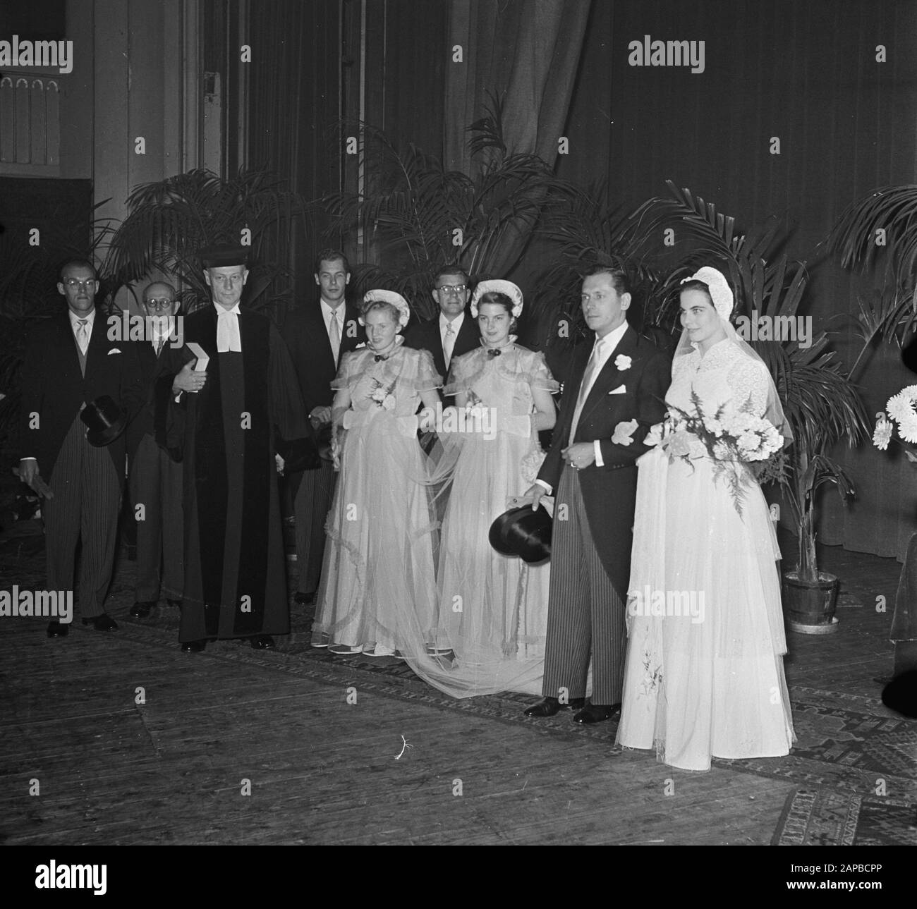 National Show of Women's and Men's Customized Clothing den Haa Annotation: Männer in Rockkostüm, Pfarrer oder Richter, brautpaar und Brautjungfern Datum: 26. September 1952 Ort: Den Haag Schlüsselwörter: Modeschauen Stockfoto