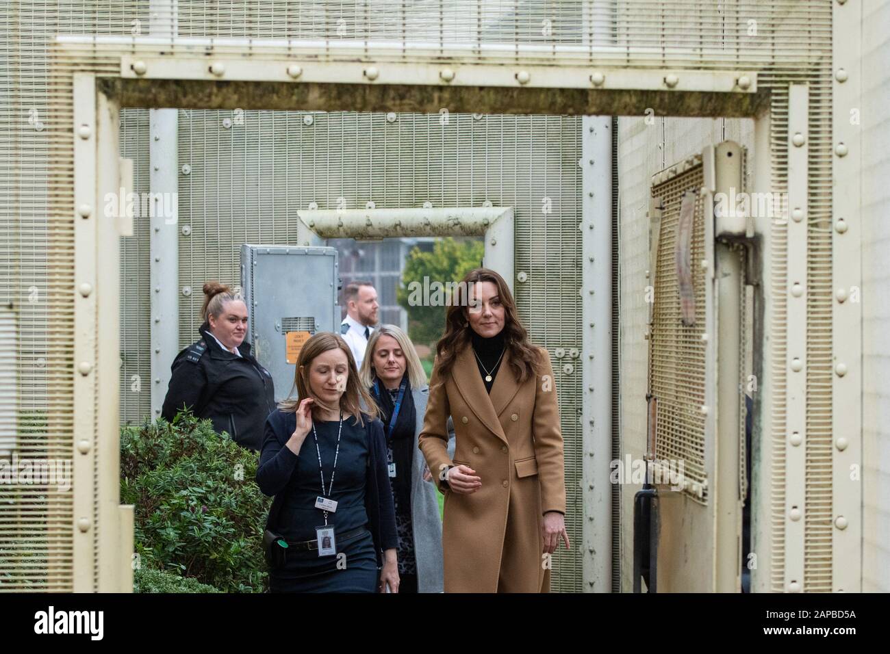 Die Duchess of Cambridge mit Gefängnis-Gouverneurin Carlene Dixon bei einem Besuch von HMP Send in der Nähe von Woking in Surrey. PA Foto. Bilddatum: Mittwoch, 22. Januar 2020. Die Herzogin nahm an einer 24-stündigen Tour durch das Land Teil, um "5 große Fragen zu den unter 5-Jährigen" zu stellen, eine Umfrage, die das bisher größte Gespräch über die frühe Kindheit entfachen soll, um positive, dauerhafte Veränderungen für kommende Generationen herbeizuführen. Siehe PA Story ROYAL Cambridge. Der Lichtbildkredit sollte lauten: Dominic Lipinski/PA Wire Stockfoto