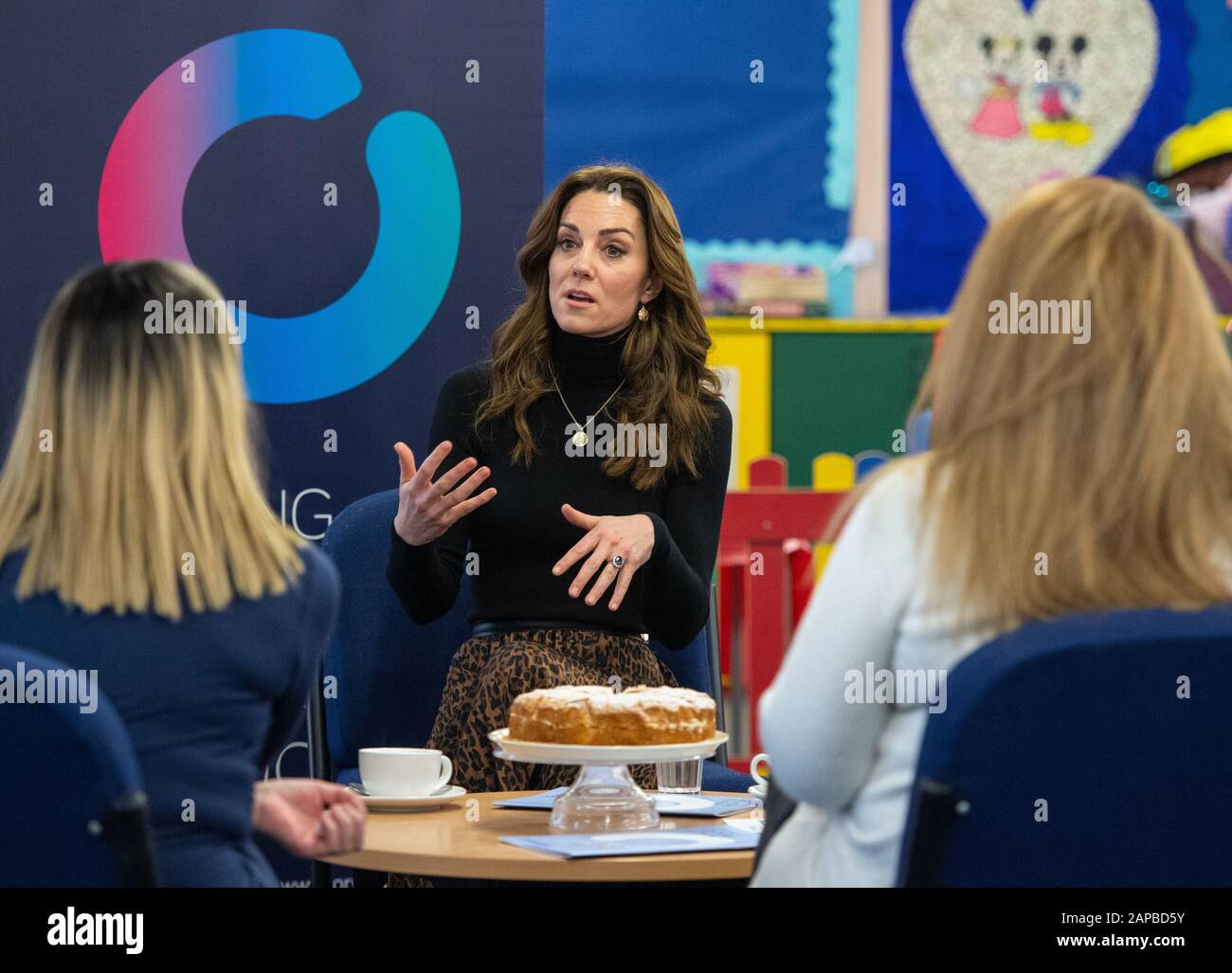 Die Duchess of Cambridge spricht mit ehemaligen Gefangenen, die während eines Besuchs von HMP Send in der Nähe von Woking in Surrey Hilfe bei der Rehabilitation vom Forward Trust erhalten haben. PA Foto. Bilddatum: Mittwoch, 22. Januar 2020. Die Herzogin nahm an einer 24-stündigen Tour durch das Land Teil, um "5 große Fragen zu den unter 5-Jährigen" zu stellen, eine Umfrage, die das bisher größte Gespräch über die frühe Kindheit entfachen soll, um positive, dauerhafte Veränderungen für kommende Generationen herbeizuführen. Siehe PA Story ROYAL Cambridge. Der Lichtbildkredit sollte lauten: Dominic Lipinski/PA Wire Stockfoto
