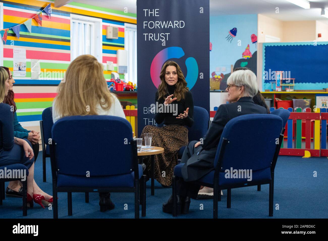 Die Duchess of Cambridge spricht mit dem Treuhänder Benny Refson (rechts) und ehemaligen Gefangenen, die während eines Besuchs von HMP Send in der Nähe von Woking in Surrey Hilfe bei der Rehabilitation vom Forward Trust erhalten haben. PA Foto. Bilddatum: Mittwoch, 22. Januar 2020. Die Herzogin nahm an einer 24-stündigen Tour durch das Land Teil, um "5 große Fragen zu den unter 5-Jährigen" zu stellen, eine Umfrage, die das bisher größte Gespräch über die frühe Kindheit entfachen soll, um positive, dauerhafte Veränderungen für kommende Generationen herbeizuführen. Siehe PA Story ROYAL Cambridge. Der Lichtbildkredit sollte lauten: Dominic Lipinski/PA Wire Stockfoto