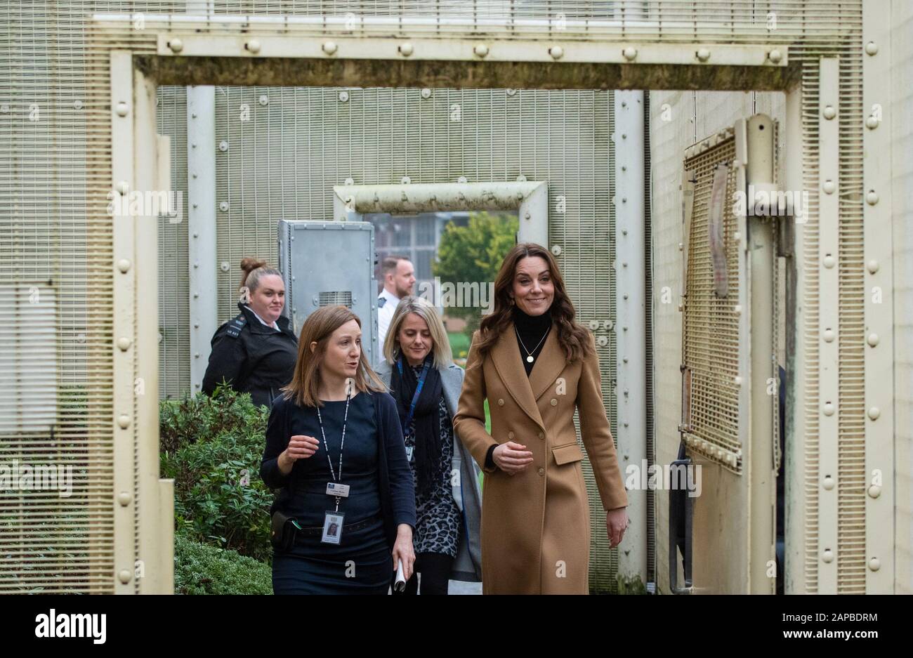 Die Duchess of Cambridge bei einem Besuch in HMP Send in der Nähe von Woking in Surrey. PA Foto. Bilddatum: Mittwoch, 22. Januar 2020. Die Herzogin nahm an einer 24-stündigen Tour durch das Land Teil, um "5 große Fragen zu den unter 5-Jährigen" zu stellen, eine Umfrage, die das bisher größte Gespräch über die frühe Kindheit entfachen soll, um positive, dauerhafte Veränderungen für kommende Generationen herbeizuführen. Siehe PA Story ROYAL Cambridge. Der Lichtbildkredit sollte lauten: Dominic Lipinski/PA Wire Stockfoto