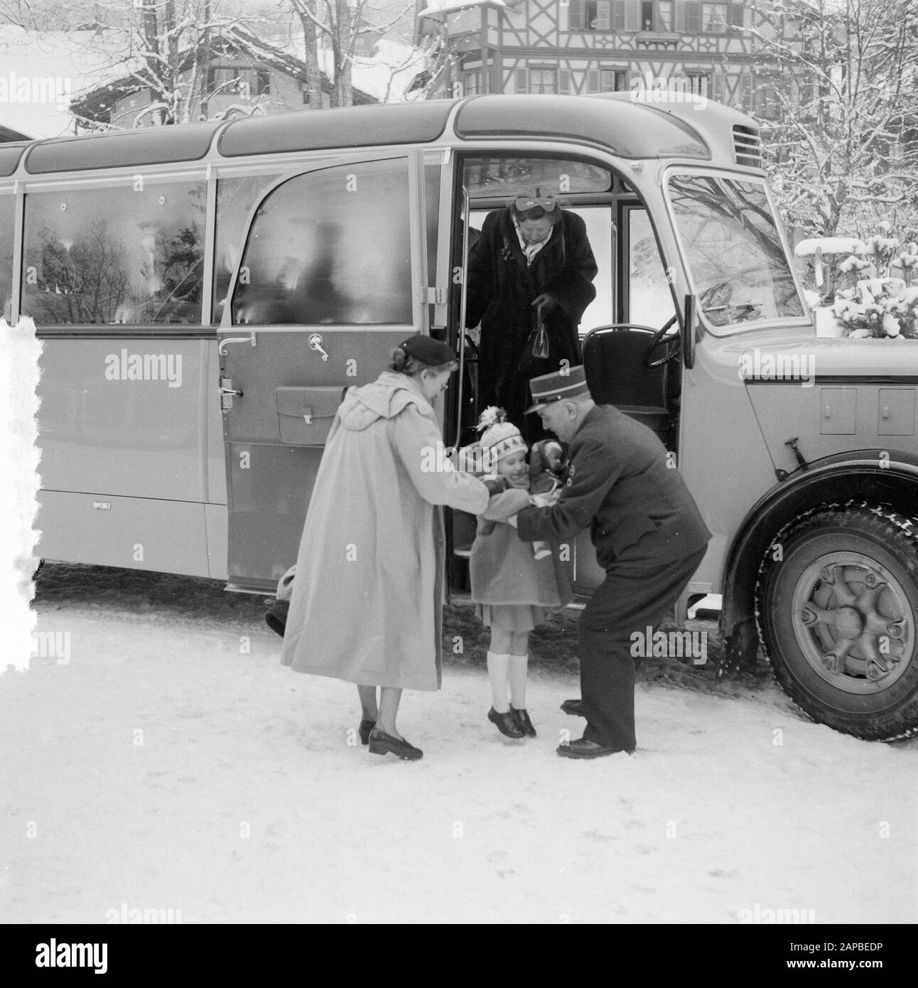 Besuchen Sie die königliche Familie in Grindelwald, Ankunftsdatum: 28. Dezember 1953 Ort: Grindelwald Schlüsselwörter: Ankunft, FAMILIEN, Besuche Stockfoto