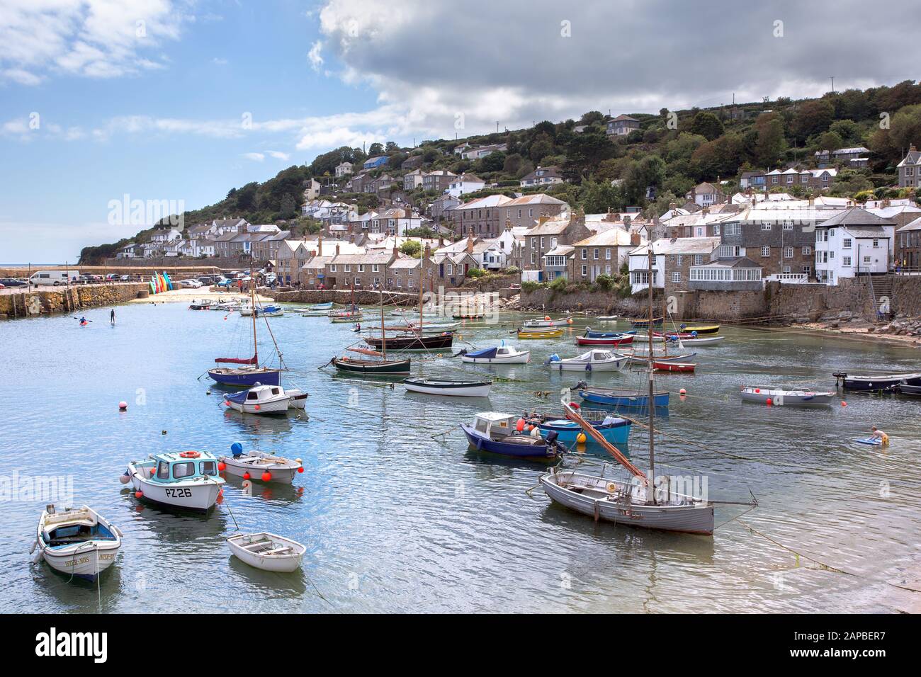 Ein Sommertag im Mousehole Cornwall Uk Stockfoto