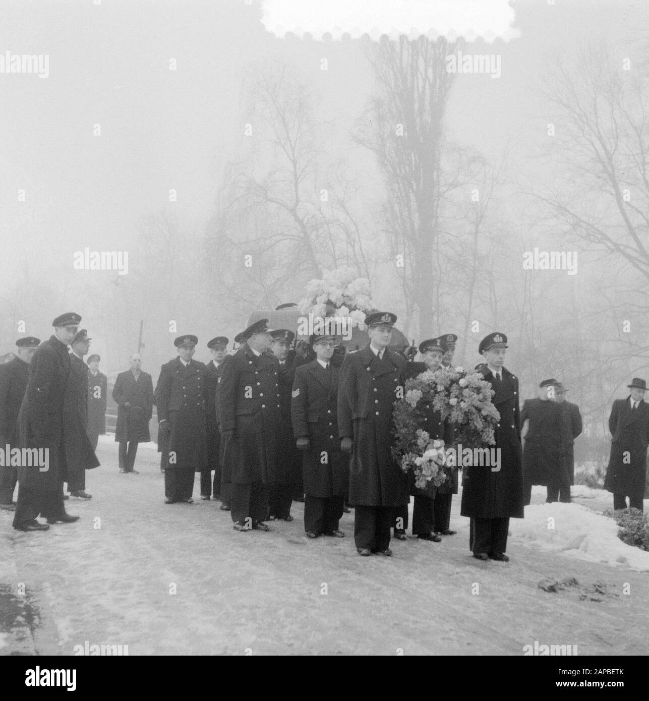 Kremationsleutnant ter Zee Vermeer, Marvo Datum: 12. Februar 1954 Schlagwörter: Kremationen Stockfoto