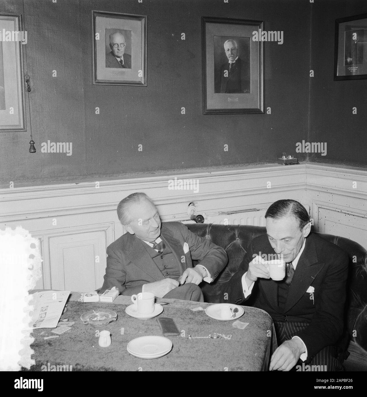 Alexander Brailowsky (rechts) in Amsterdam Anmerkung: Russisch-französischer Pianist Datum: 27. März 1954 Ort: Amsterdam, Noord-Holland Schlüsselwörter: Pianisten persönlicher Name: Brailowsky, Alexander Stockfoto