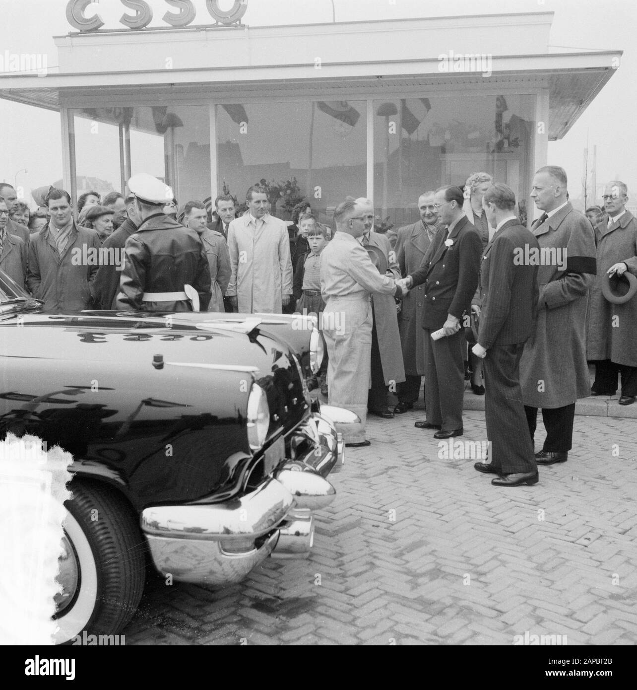 Barend Hoogeveen, ehemaliger Fahrer von Königin Juliana, eröffnete eine Tankstelle an der Thomas à Kempisplantsoen in Utrechter. Prinz Bernhard zeigte sein Interesse und war der erste, der auftanken konnte. Datum: 29.März 1954 Schlagwörter: Öffnungen, Tankstellen Personenname: Bernhard (Fürst Niederlande), Hoogeveen, Barend Stockfoto