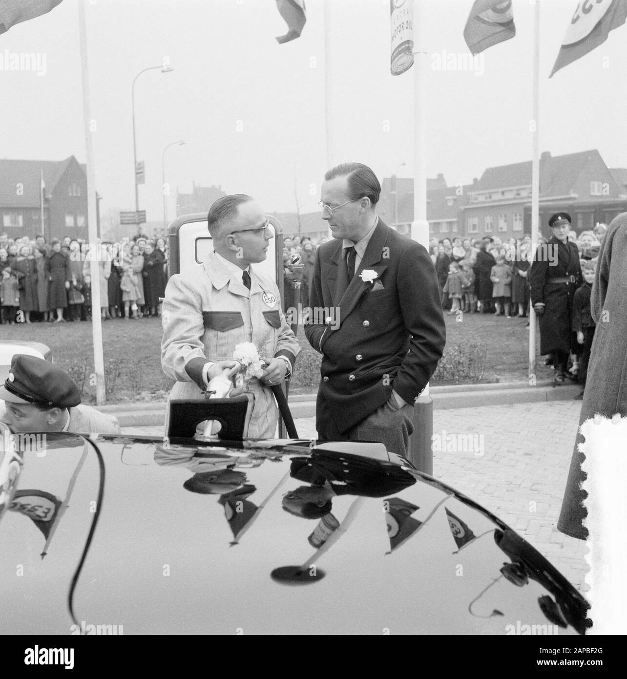 Barend Hoogeveen, ehemaliger Fahrer von Königin Juliana, eröffnete eine Tankstelle an der Thomas à Kempisplantsoen in Utrechter. Prinz Bernhard zeigte sein Interesse und war der erste, der auftanken konnte. Anmerkung: Die Tankstelle befand sich auf der A2. Eine Schlange, die mit weißen Nelken dekoriert war, pumpte den Tank voll, was die Eröffnung der Station zu einem Datum machte: 29. März 1954 Ort: Utrechter (Stadt) Schlüsselwörter: Öffnungen, Tankstellen Person: Bernhard (Prince Nederland), Hoogeveen, Barend Stockfoto