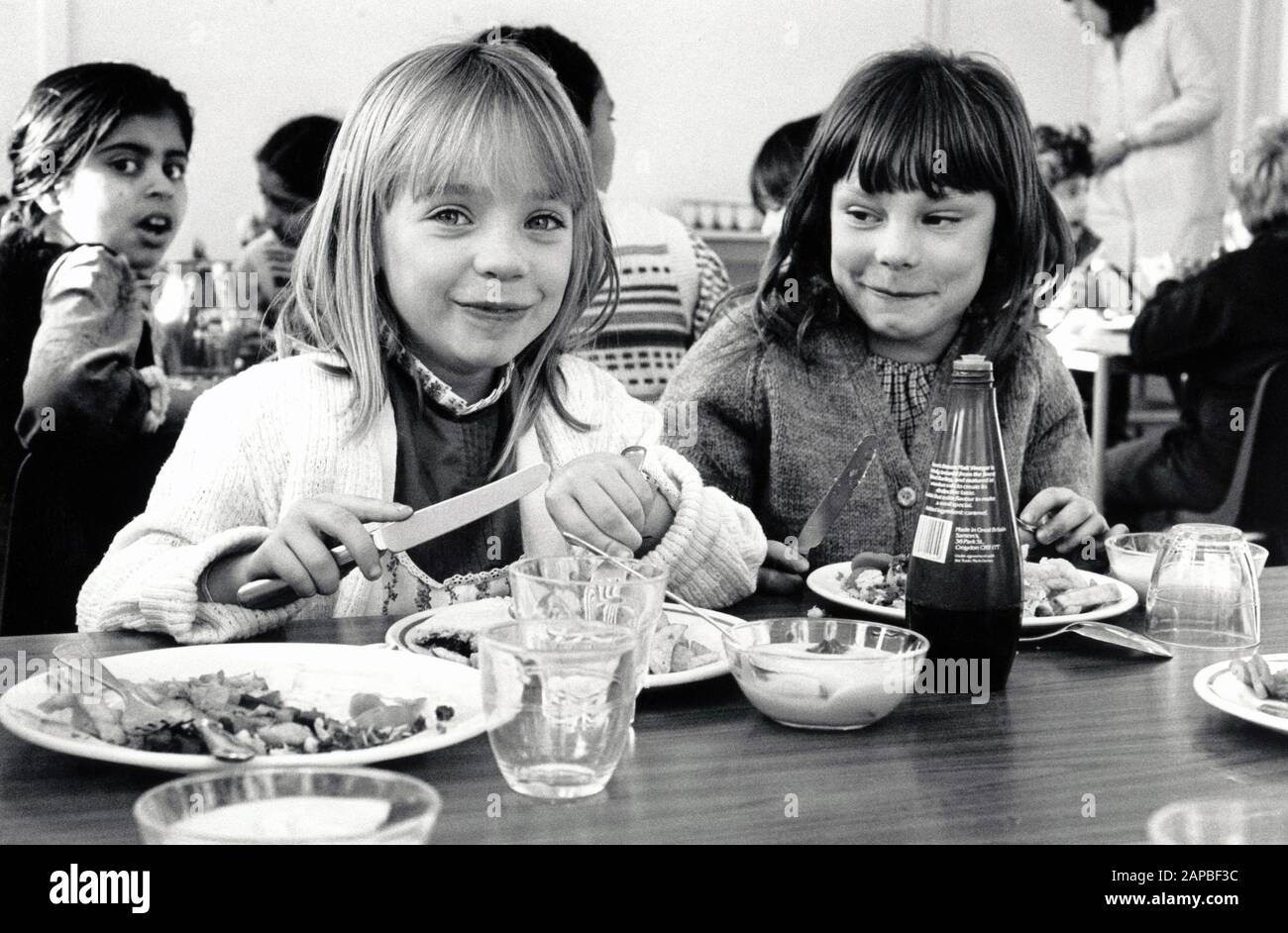Dinnertime, Grundschule, Nottingham UK 1986 Stockfoto