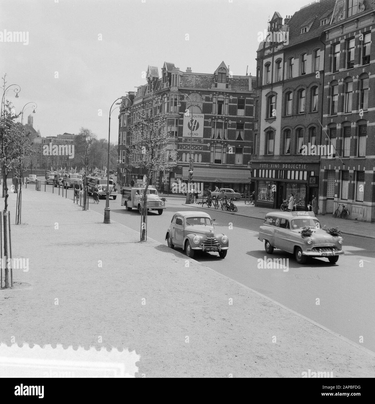 Coca Cola 25 Jahre in den Niederlanden Autos über Nassaukade Datum: 14. Mai 1955 Schlagwörter: Kriege Stockfoto