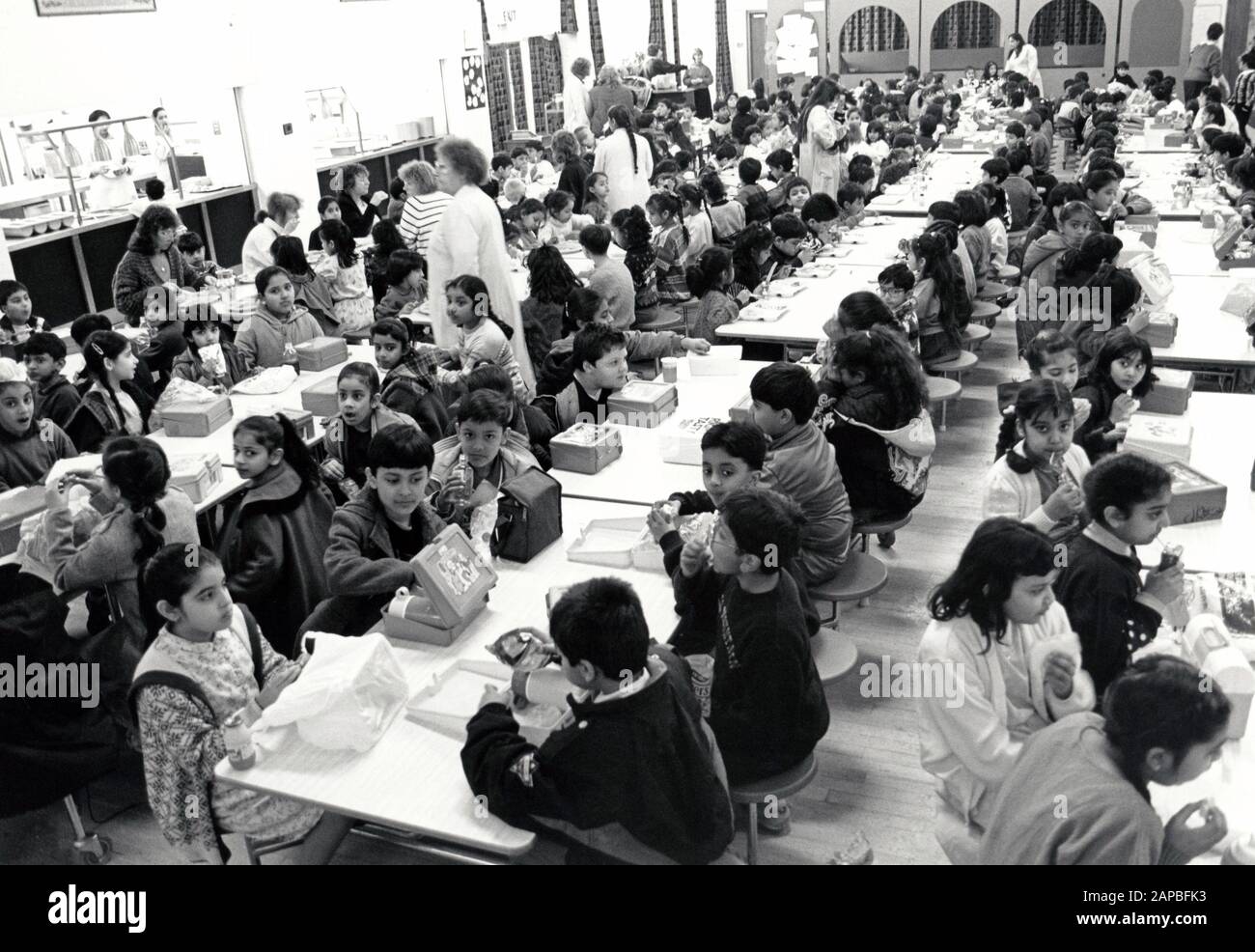 Dinnertime, Grundschule, Nottingham UK 1991 Stockfoto
