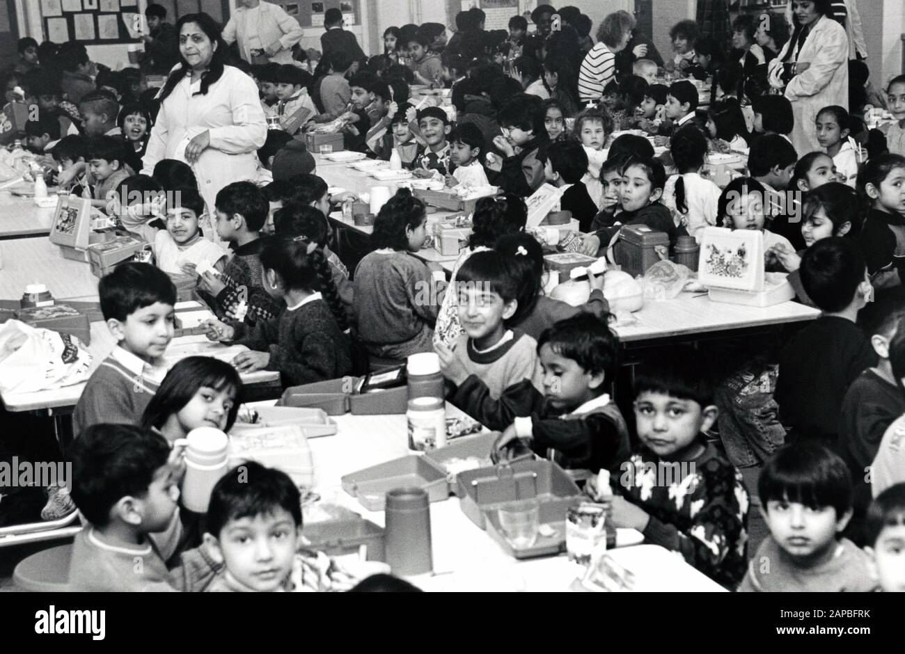 Dinnertime, Grundschule, Nottingham UK 1991 Stockfoto