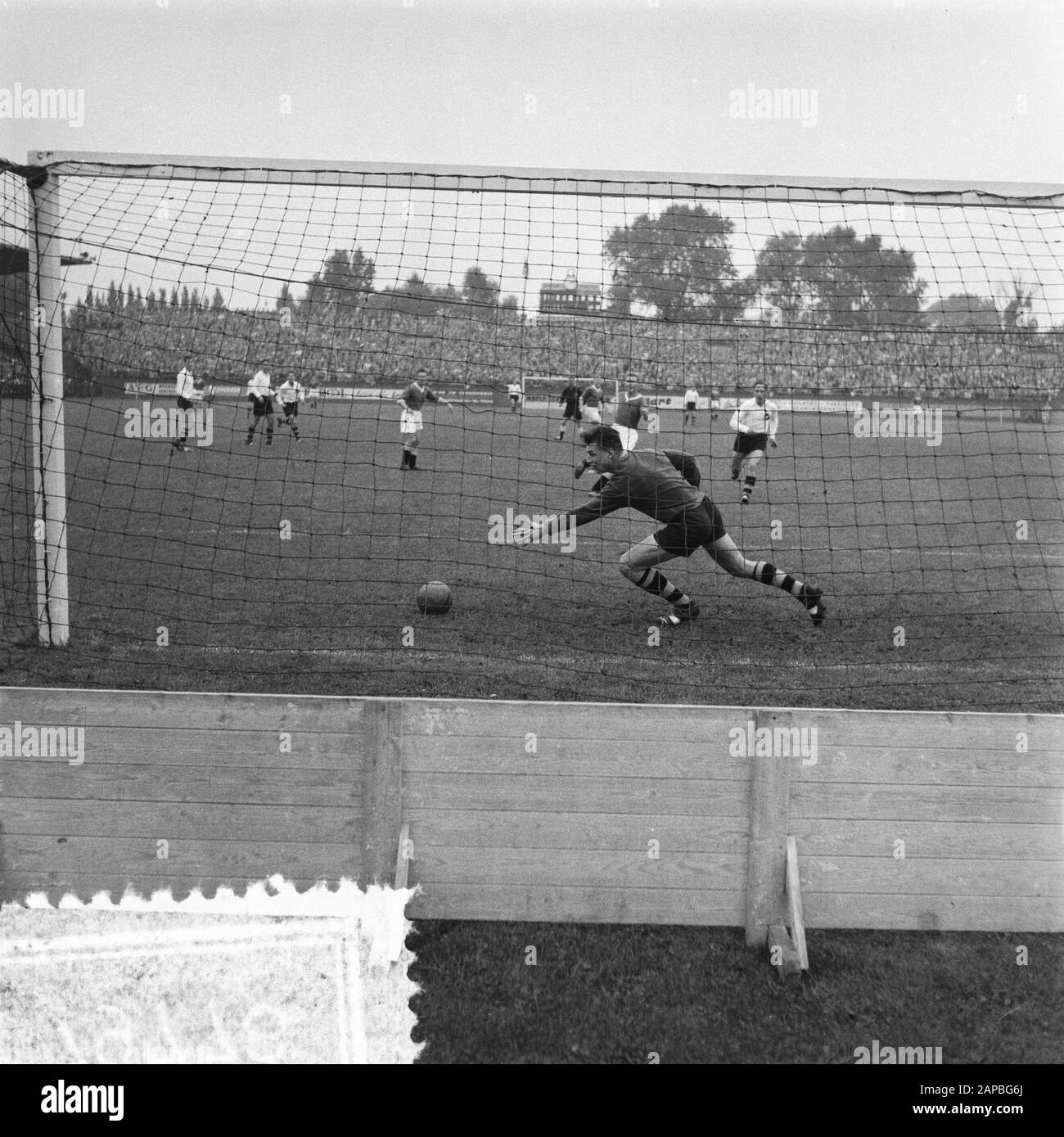 AJAX gegen NAC 1-0-Tordatum: 2. September 1956 Schlüsselwörter: Tore, Sport, Name der Fußballeinrichtung: AJAX, NAC Stockfoto