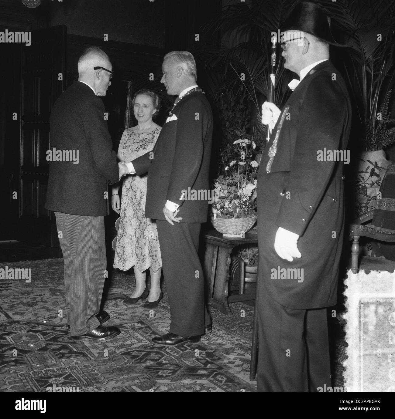 Fishing Amsterdam Bürgermeister der Organisationen Datum: 29. Dezember 1956 Schlüsselwörter: Feed, Bürgermeister, Organisationen Stockfoto