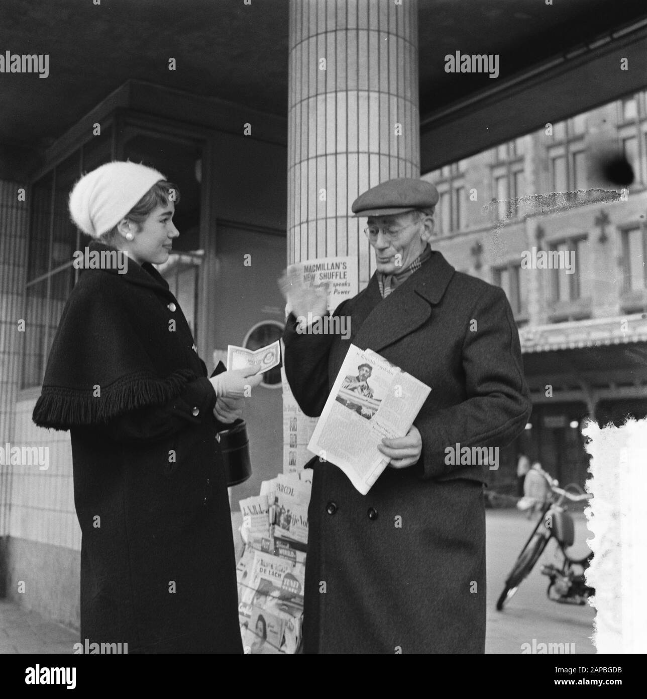 Fräulein mit Hinweis auf tausend Beschreibung: Sammlung Fotosammlung Anefo, Photonennummer 908-2610 Datum: 22. Januar 1957 Stockfoto