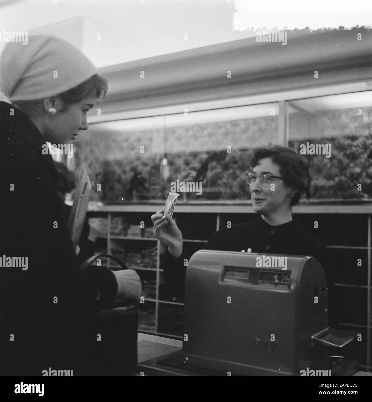 Fräulein mit Hinweis auf tausend Beschreibung: Sammlung Fotosammlung Anefo, Fotonummer 908-2609 Datum: 22. Januar 1957 Stockfoto