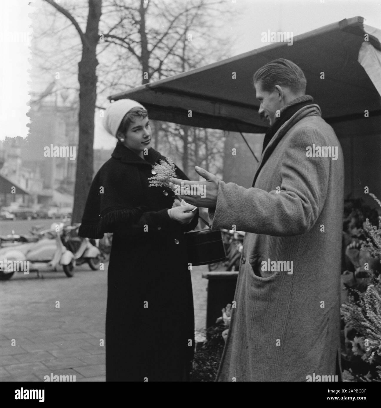 Fräulein mit Hinweis auf tausend Beschreibung: Sammlung Fotosammlung Anefo, Fotonummer 908-2603 Datum: 22. Januar 1957 Stockfoto