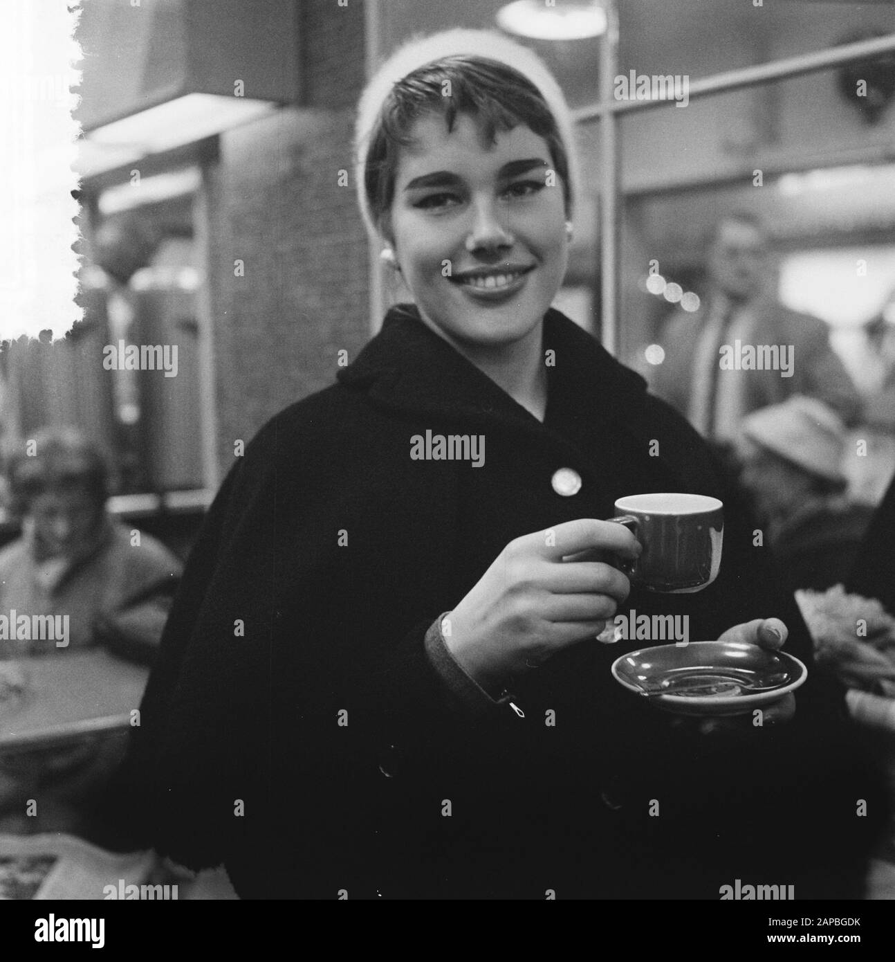 Fräulein mit Hinweis auf tausend Beschreibung: Sammlung Fotosammlung Anefo, Photonennummer 908-2621 Datum: 22. Januar 1957 Stockfoto