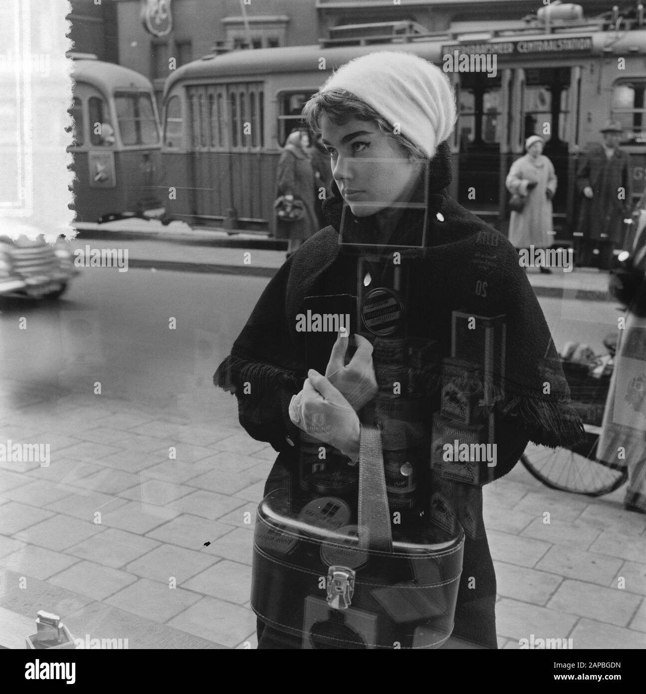 Fräulein mit Hinweis auf tausend Beschreibung: Sammlung Fotosammlung Anefo, Photonennummer 908-2630 Datum: 22. Januar 1957 Stockfoto