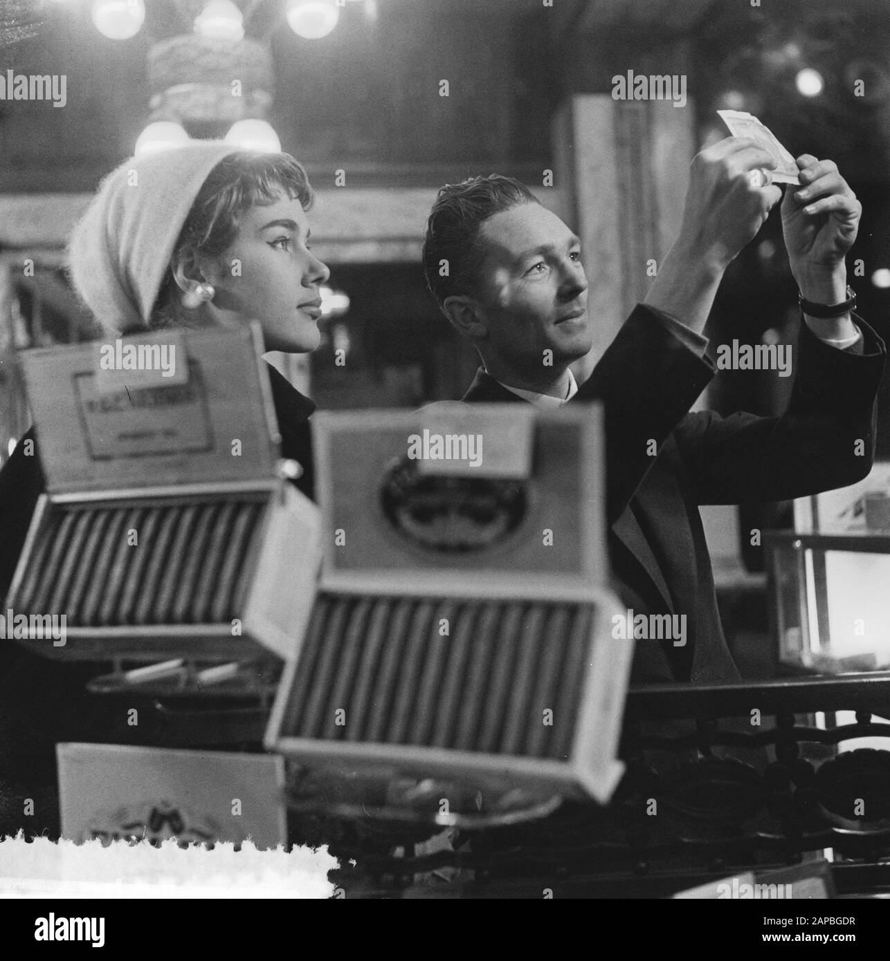 Fräulein mit Hinweis auf tausend Beschreibung: Sammlung Fotosammlung Anefo, Photonennummer 908-2619 Datum: 22. Januar 1957 Stockfoto