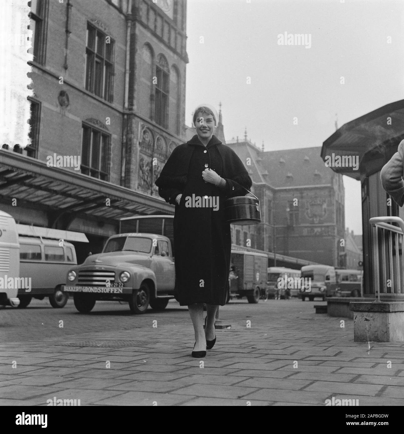 Fräulein mit Hinweis auf tausend Beschreibung: Sammlung Fotosammlung Anefo, Photonennummer 908-2617 Datum: 22. Januar 1957 Stockfoto