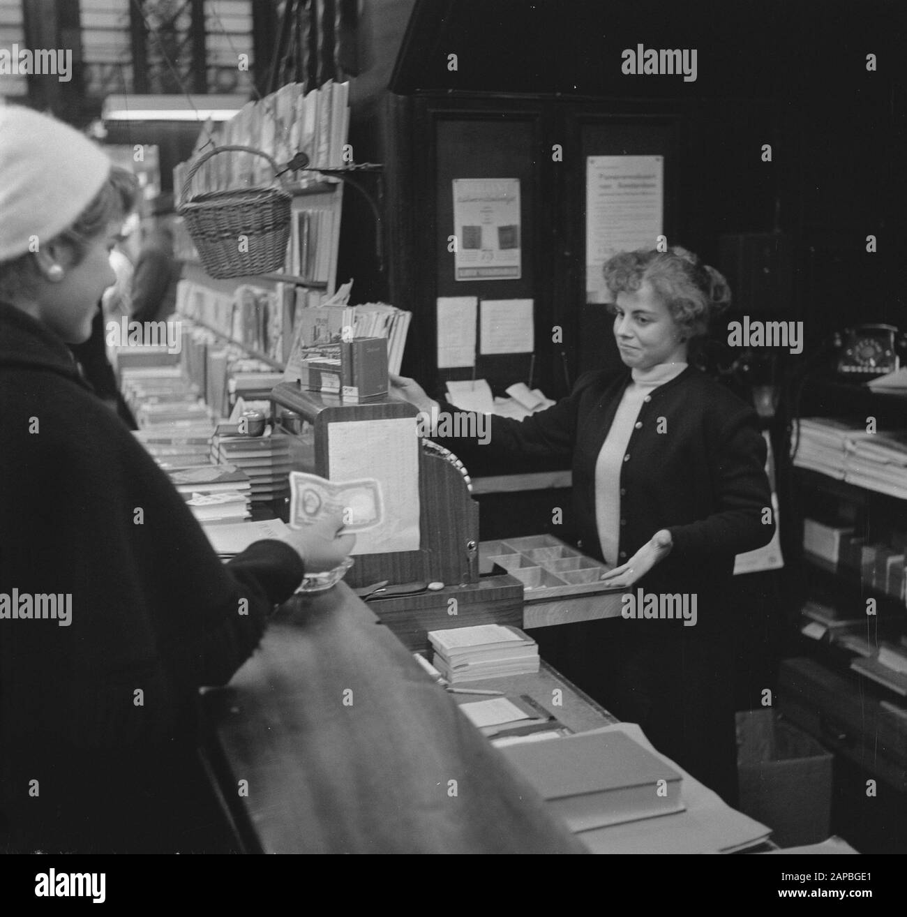 Fräulein mit Hinweis auf tausend Beschreibung: Sammlung Fotosammlung Anefo, Photonennummer 908-2614 Datum: 22. Januar 1957 Stockfoto