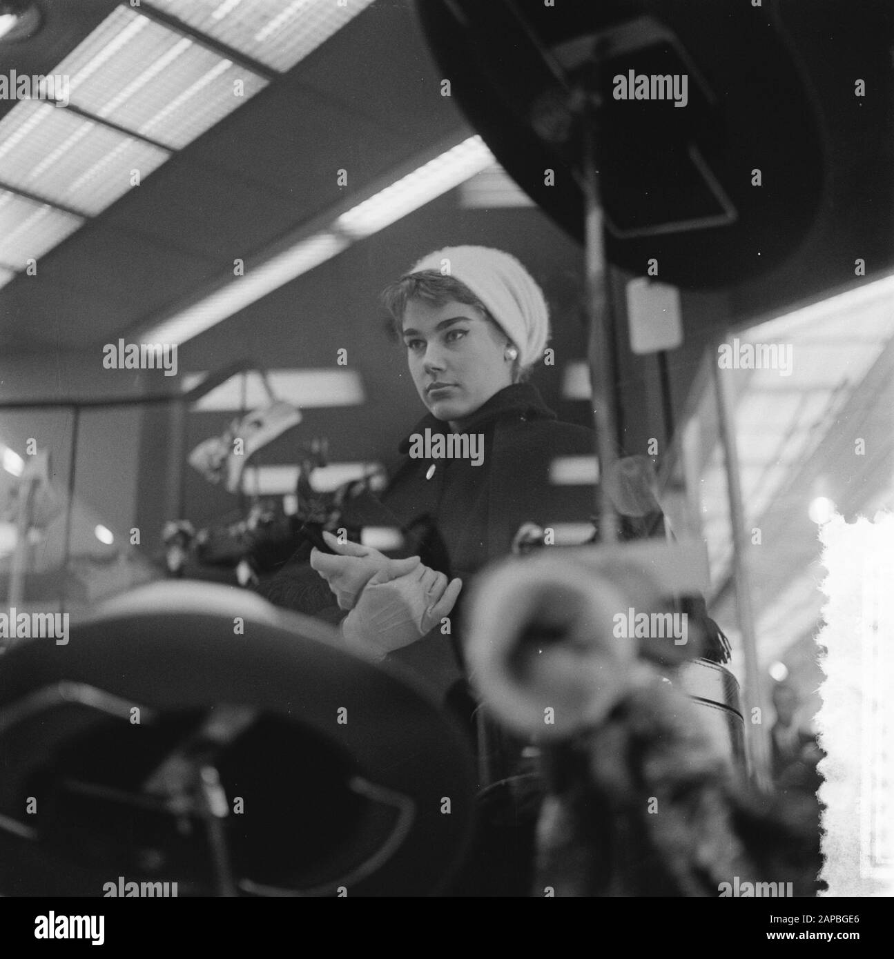 Fräulein mit Hinweis auf tausend Beschreibung: Sammlung Fotosammlung Anefo, Photonennummer 908-2616 Datum: 22. Januar 1957 Stockfoto