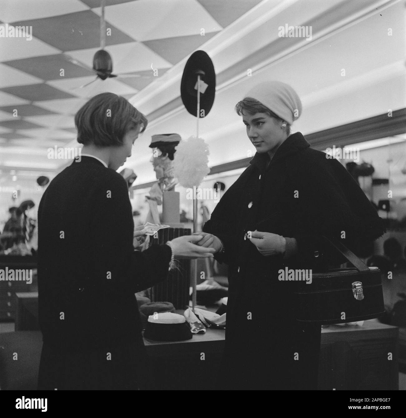 Fräulein mit Hinweis auf tausend Beschreibung: Sammlung Fotosammlung Anefo, Fotonummer 908-2601 Datum: 22. Januar 1957 Stockfoto